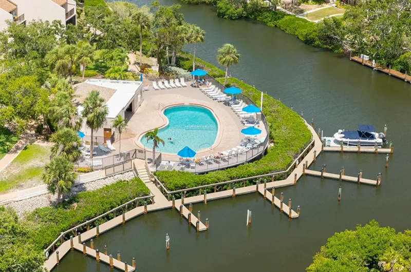 Sleeps 5, private deeded beach access