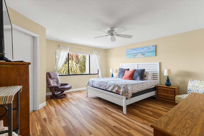 updated kitchen with breakfast bar and full cooking amenities at Bayview Beauty