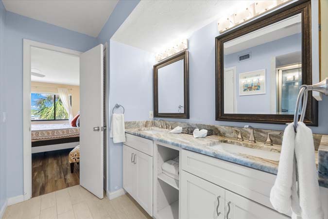 open kitchen with full appliances and granite counters in Siesta Key condo rental