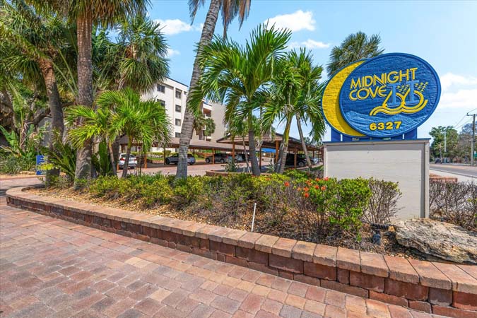 living room with balcony overlooking boats and the intracoastal at Bayview Beauty