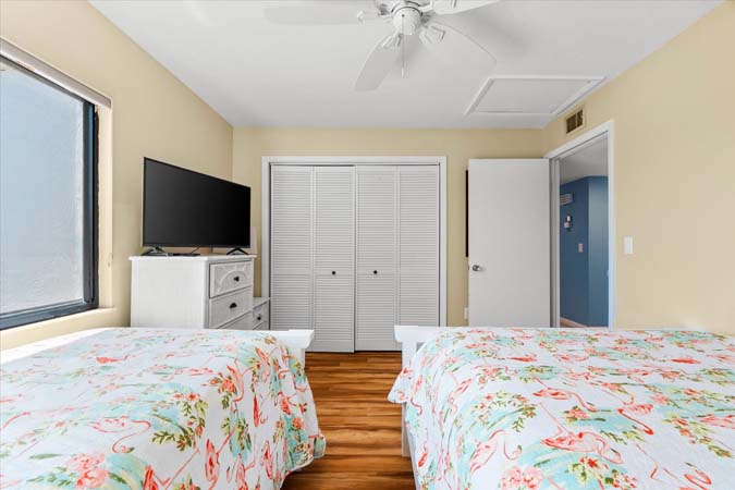 guest bedroom with queen and twin bed suited for families at Bayview Beauty