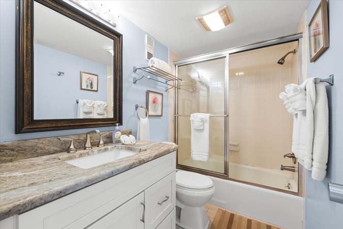 second full bathroom with tub and shower combo for family stays in Siesta Key rental
