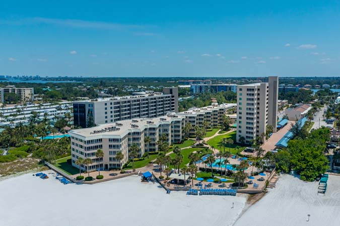 dining table and bar seating inside Gulfside condo Tower 0104